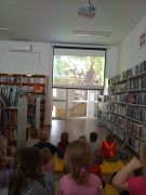 w bibliotece